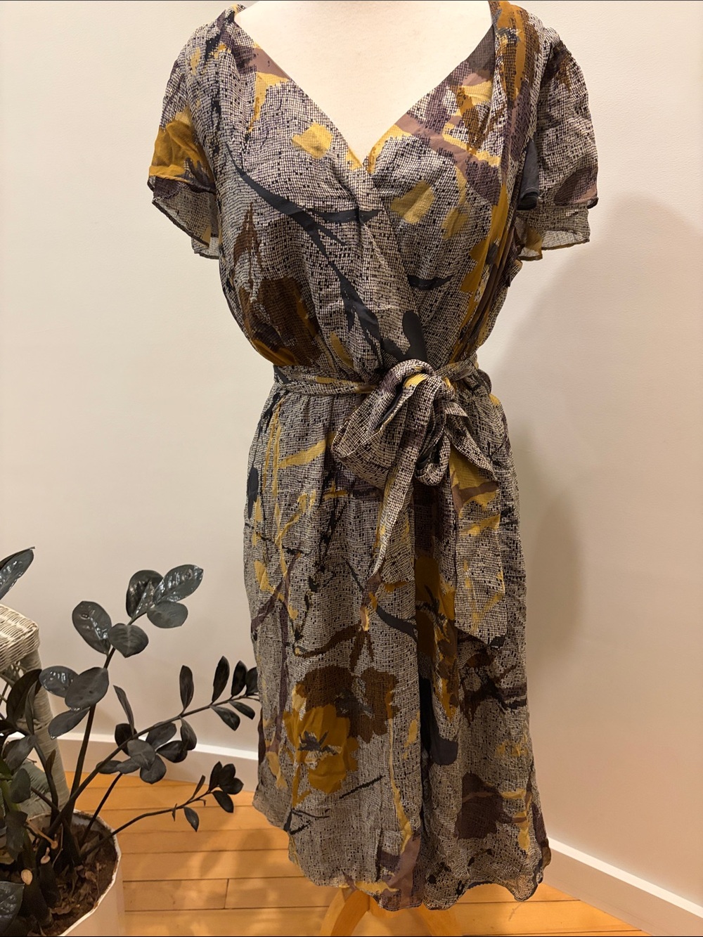 Maeve plrinted V-Neck Tie-Waist Dress in Mustard, Briwn  and Gray